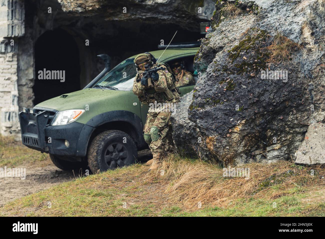 Die wachsamen Soldaten, die das Höhlengebiet der Rebellen betreten. Hochwertige Fotos Stockfoto