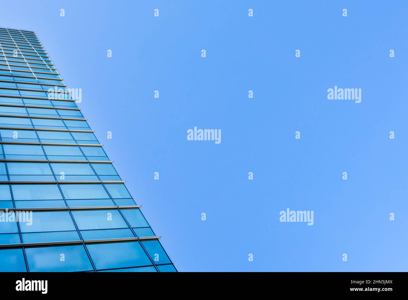 Außenansicht eines Gebäudes vor blauem Himmel bei Mohegan Sun Stockfoto
