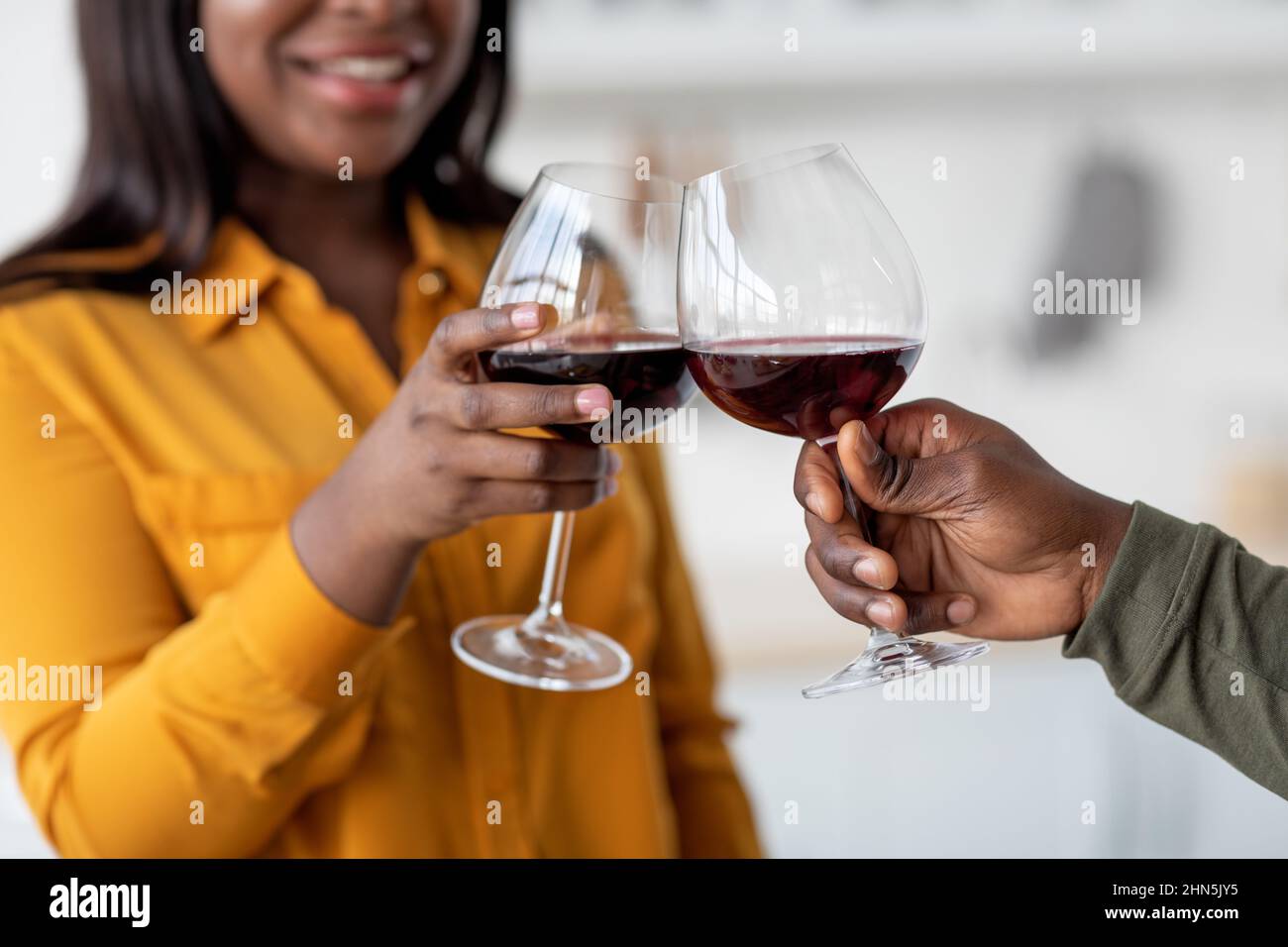 Prost. Nahaufnahme Eines Jungen Afroamerikanischen Paares, Das Wein Trinkt, Klirrende Gläser Stockfoto
