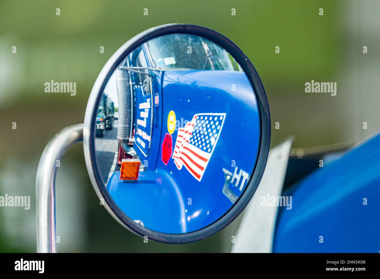 Aufkleber der amerikanischen Flagge und andere Aufkleber in einem konvexen Spiegel auf einem Sattelschlepper Stockfoto
