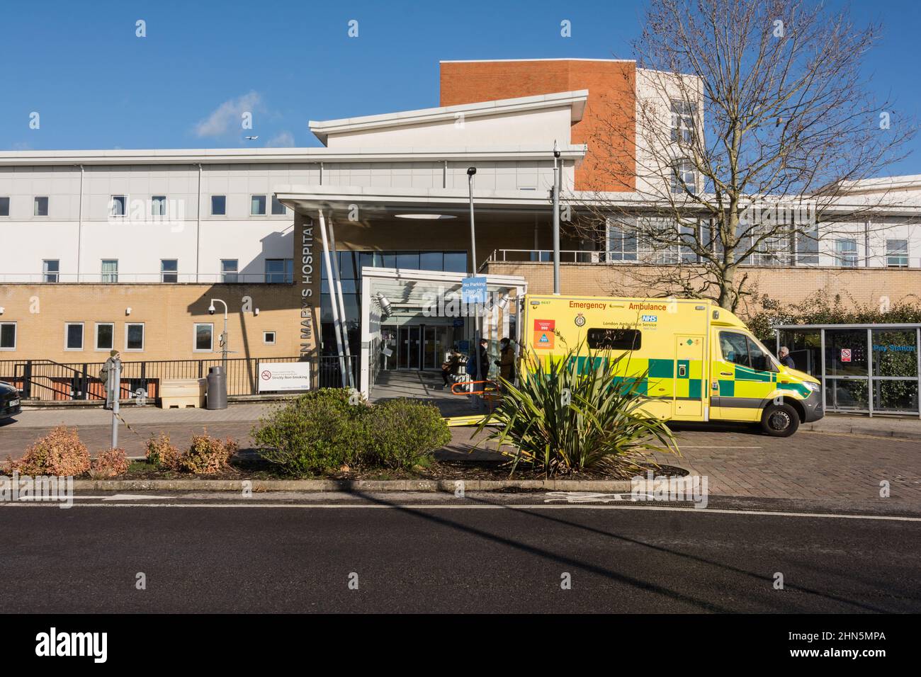 Ein Notfallambulanz-Dienst in London, der vor dem Queen Mary's Hospital, Roehampton, London, England, Großbritannien, geparkt ist Stockfoto