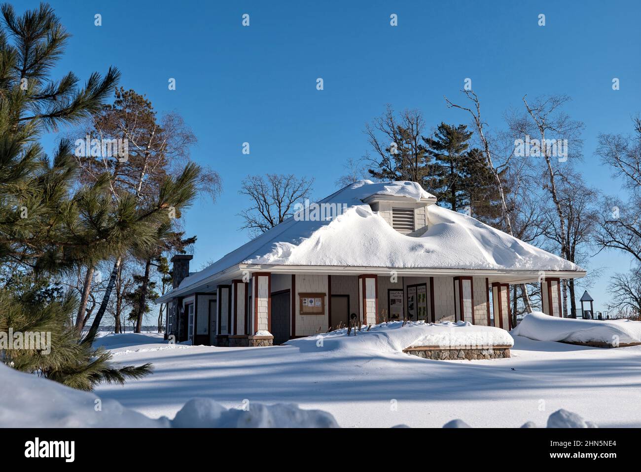 BEMIDJI, MN - 5 JAN 2020: Verschneite Parkanlage an einem sonnigen Wintertag Stockfoto
