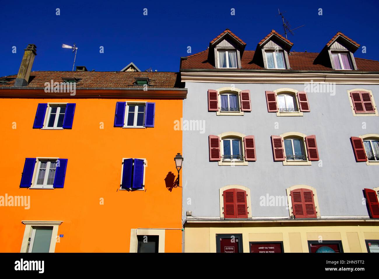 Farbenfrohe Gebäude am Place Raymond Forni in Delle. Burgund; Franche-Comté, Frankreich. Stockfoto
