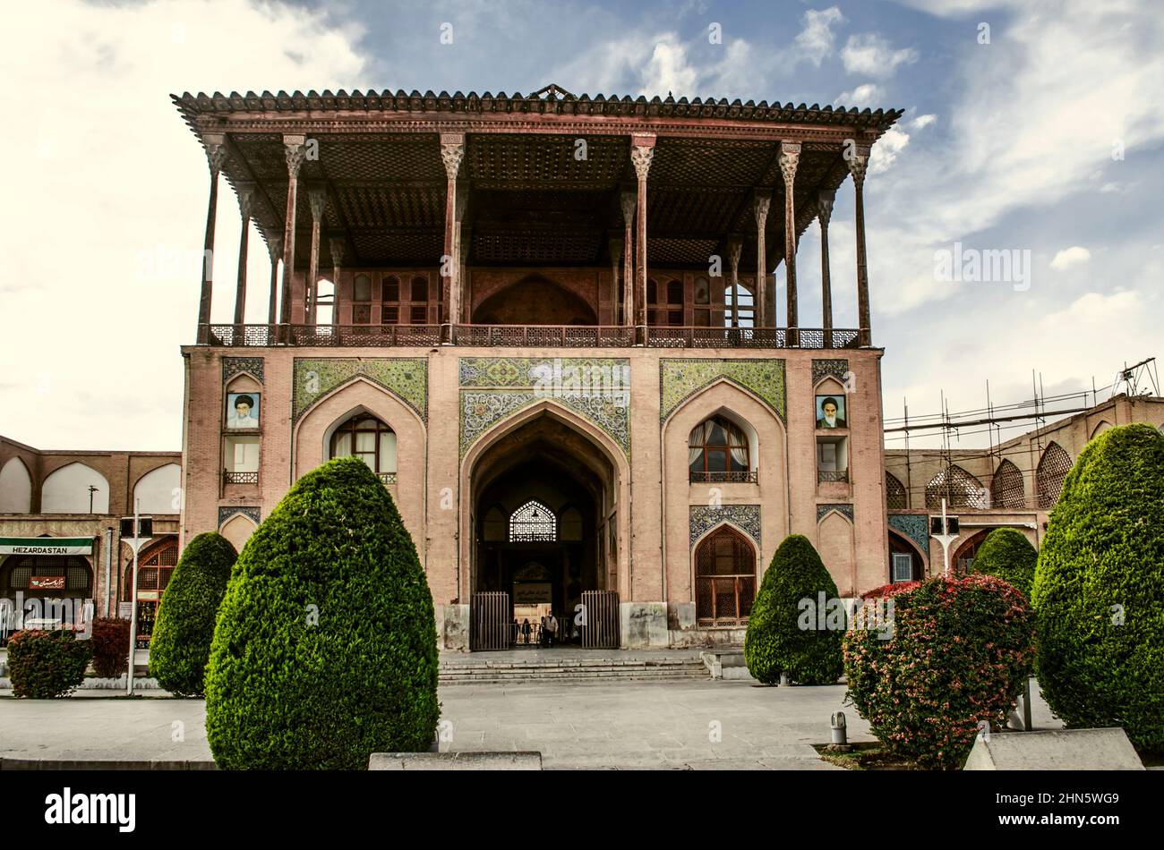 Isfahan, Iran, 17, November,2021: Blick auf den Ali Kapu Palast mit einer riesigen Veranda für Shah Abbas auf dem Naqsh e Jahan Platz in Isfahan gebaut Stockfoto