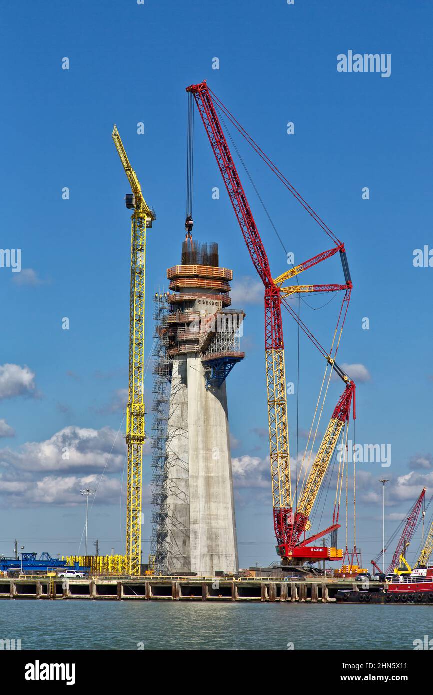 Corpus Christi Neue Hafenbrücke, Bau des Main Span Dual-Mast Central Tower. Stockfoto