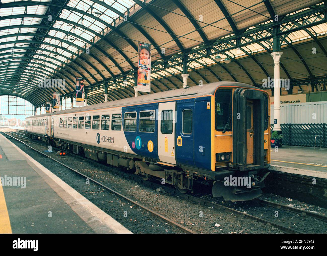 Hull, Großbritannien - 19. September 2021: Ein Personenzug für den Nahverkehr, der von Northern am Bahnhof von Hull betrieben wird. Stockfoto