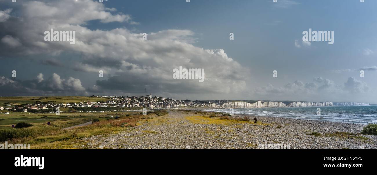 Panoramique sur la hâble d'Ault et la ville de Ault. Vue sur la Plage d'Onival. Stockfoto