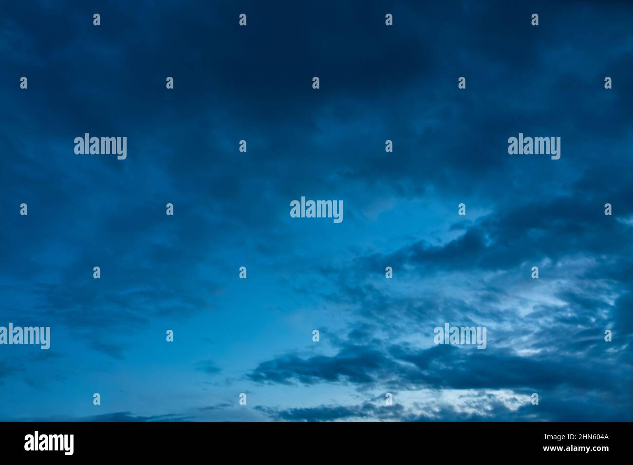 Schöner Himmel mit Wolken zur blauen Stunde, Himmelskürzungsumstellung, Naturhintergrund Stockfoto