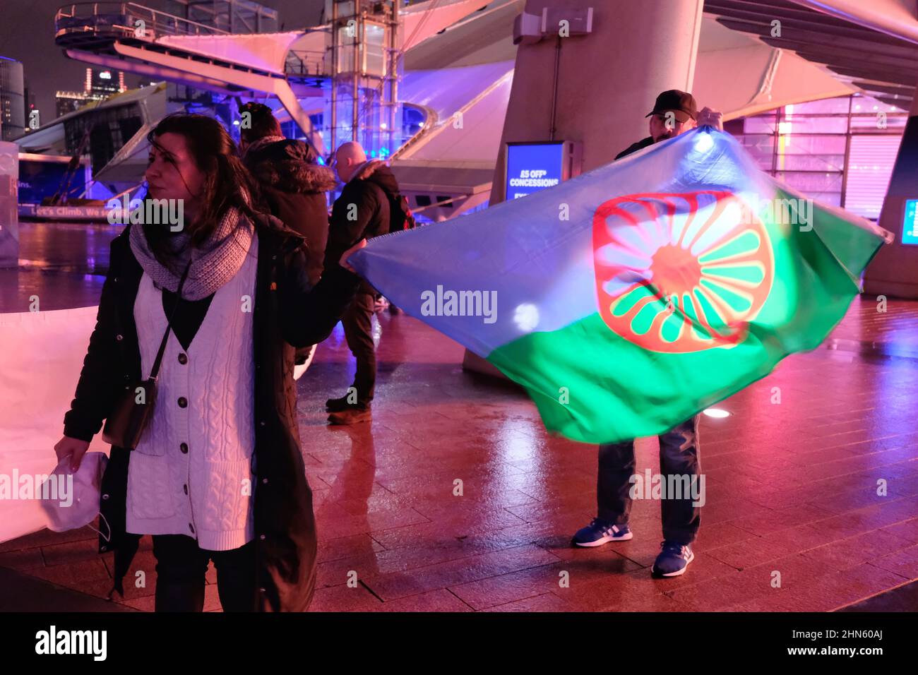 London, Großbritannien, 13th. Februar 2022. Mitglieder der Roma-Gemeinschaft versammelten sich vor dem Auftritt von Jimmy Carr im Indigo-Veranstaltungsort 02 zusammen mit Anti-Rassismus-Aktivisten. Der Komiker entfachte Empörung, nachdem ein Netflix-Stand-Up-Special auf dem Streaming-Service veröffentlicht wurde, das einen Clip enthält, in dem er einen Witz über Tausende von Zigeunern macht, die als „positive“ Seite des Holocaust ermordet wurden. Kredit: Elfte Stunde Fotografie/Alamy Live Nachrichten Stockfoto