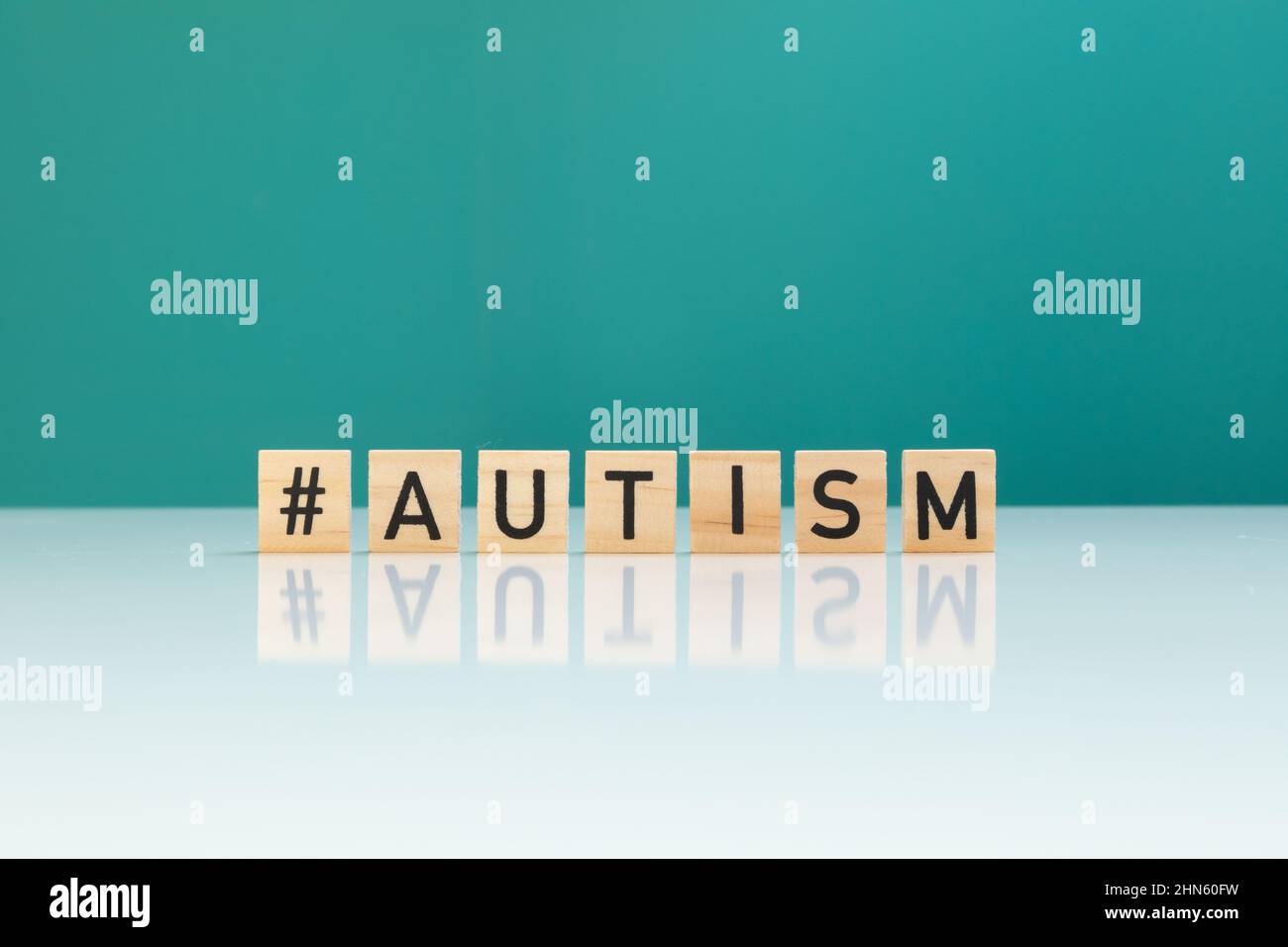 Konzept des Autismus Tag ASD mit mit Holzfiguren und Buchstaben Stockfoto