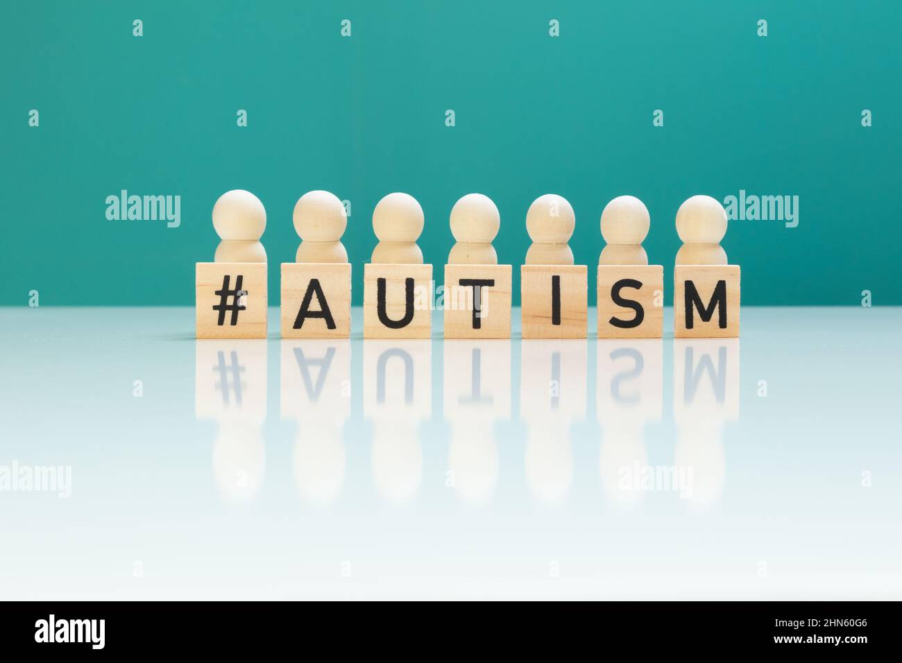 Konzept des Autismus Tag ASD mit mit Holzfiguren und Buchstaben Stockfoto