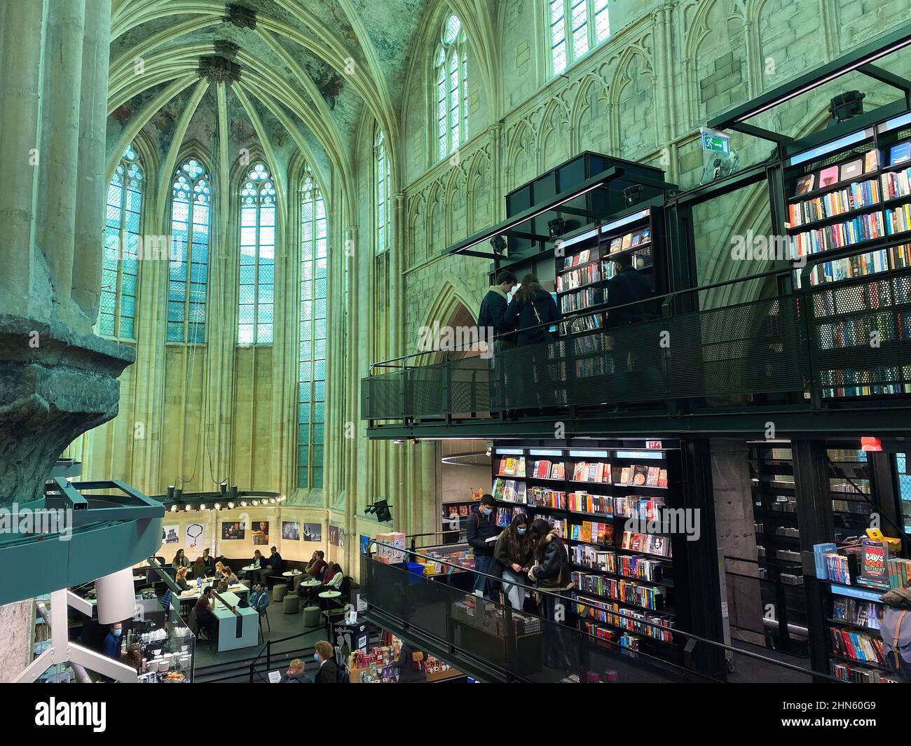 Maastricht (Boekhandel Dominicanen), Niederlande - Februar 13. 2022: Blick in die mittelalterliche Dominikanerkirche, die in eine Buchhandlung umgewandelt wurde Stockfoto