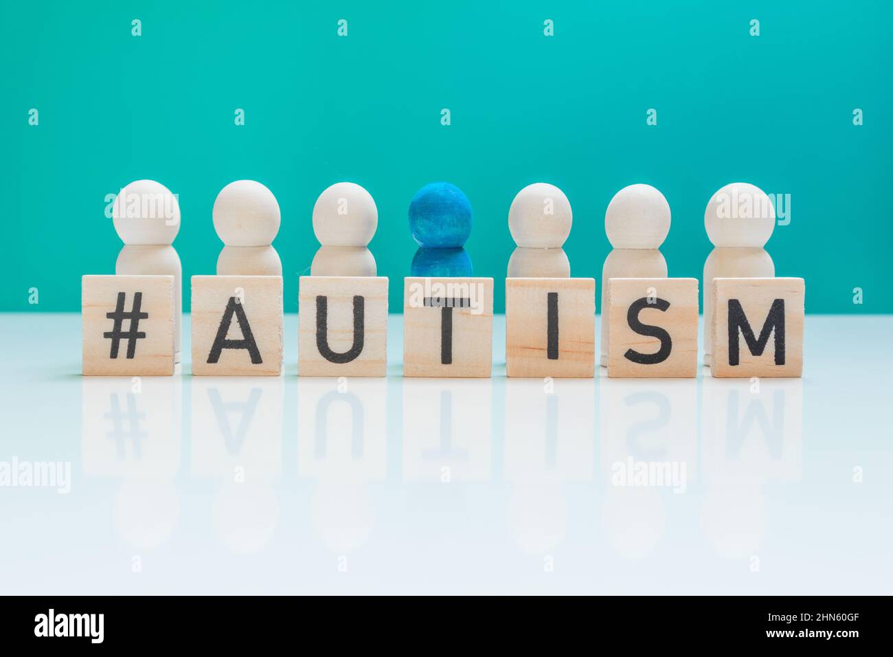 Konzept des Autismus Tag ASD mit mit Holzfiguren und Buchstaben Stockfoto