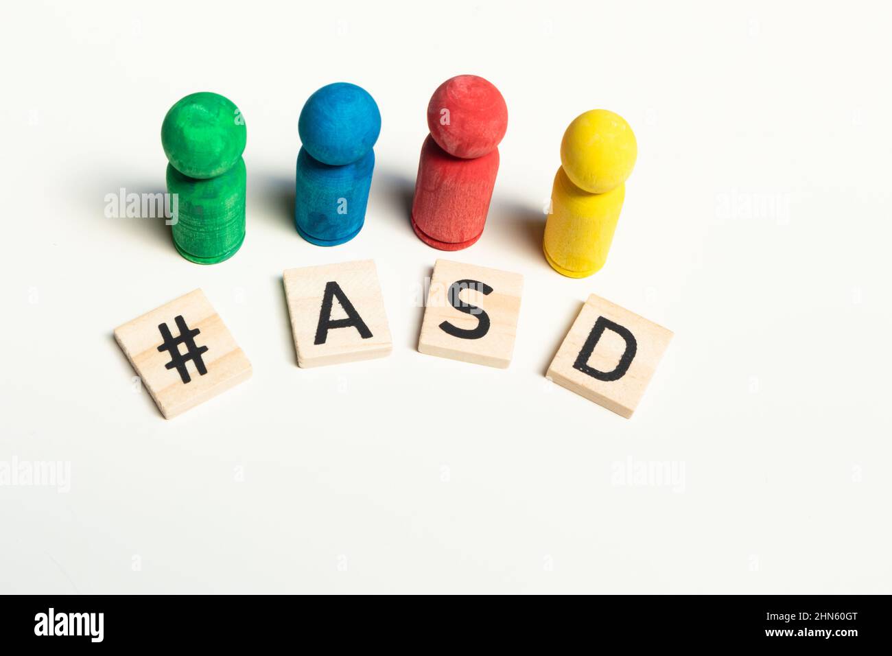 Konzept des Autismus Tag ASD mit mit Holzfiguren und Buchstaben Stockfoto