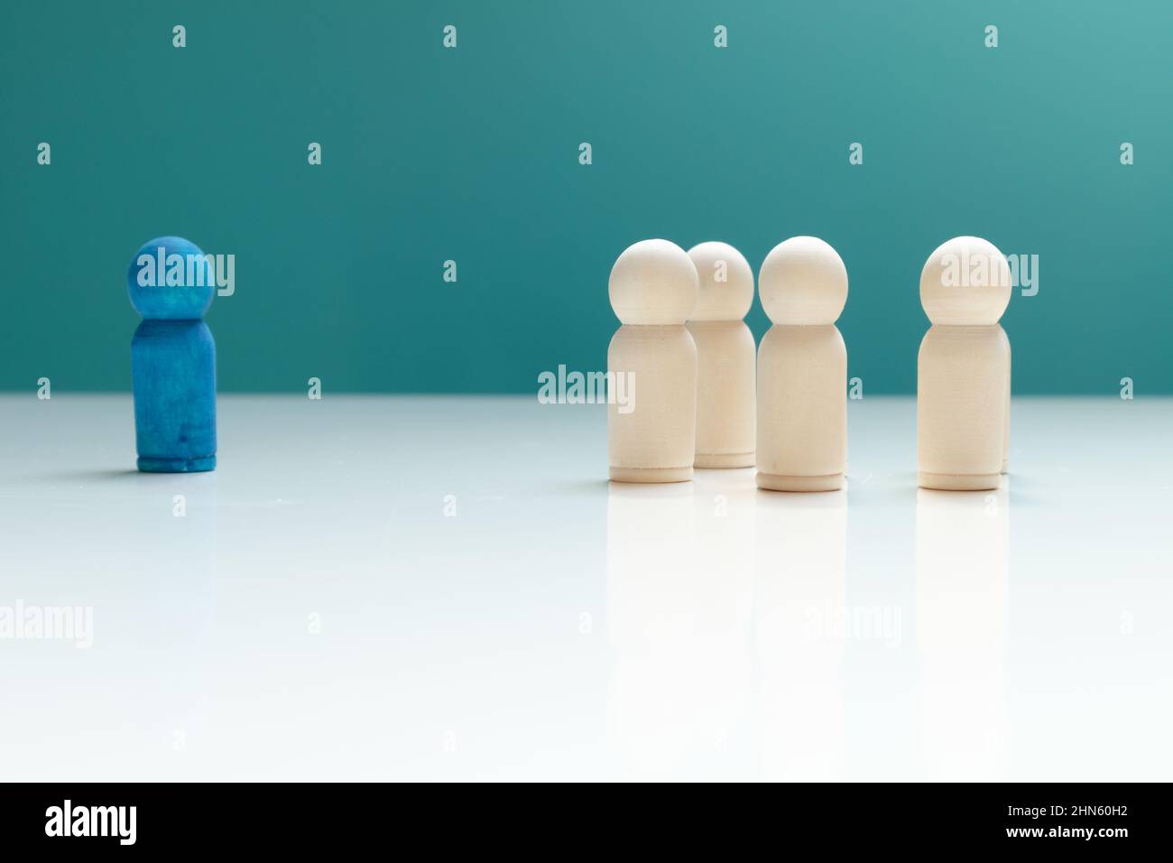 Konzept des Autismus Tag ASD mit mit Holzfiguren und Buchstaben Stockfoto