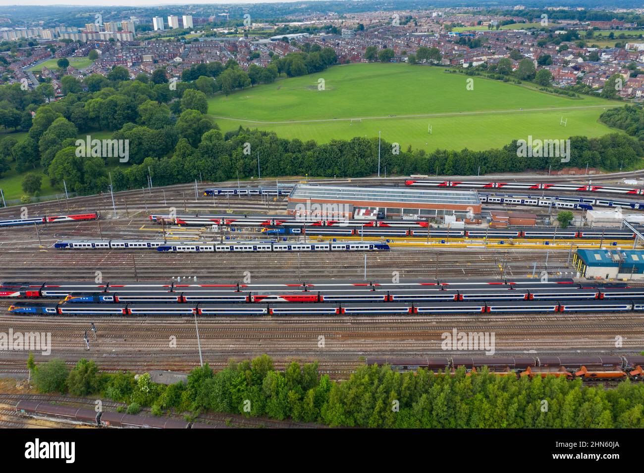 Luftaufnahme eines Bahnhofs Betriebsdepot mit vielen Zügen auf den Gleisen im Dorf Halton Moor in Leeds, West Yorkshire, Großbritannien Stockfoto