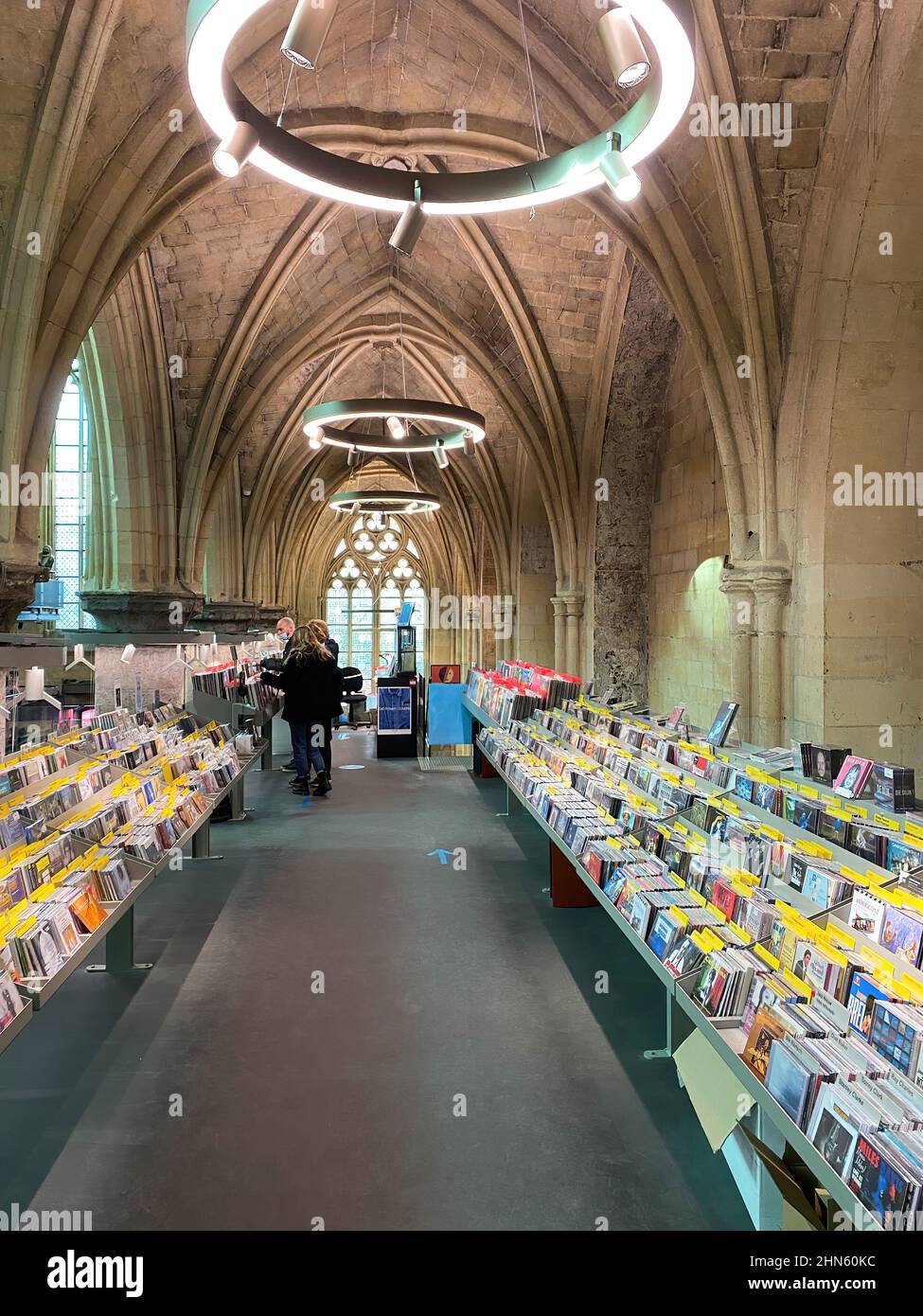 Maastricht (Boekhandel Dominicanen), Niederlande - Februar 13. 2022: Blick in die mittelalterliche Dominikanerkirche, die in eine Buchhandlung umgewandelt wurde Stockfoto