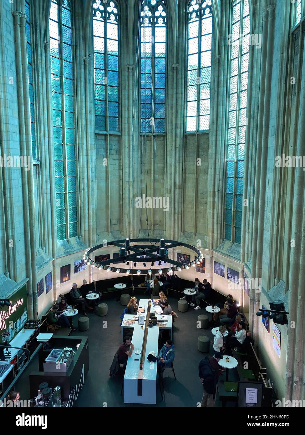Maastricht (Boekhandel Dominicanen), Niederlande - Februar 13. 2022: Blick in die mittelalterliche Dominikanerkirche, die in eine Buchhandlung umgewandelt wurde Stockfoto