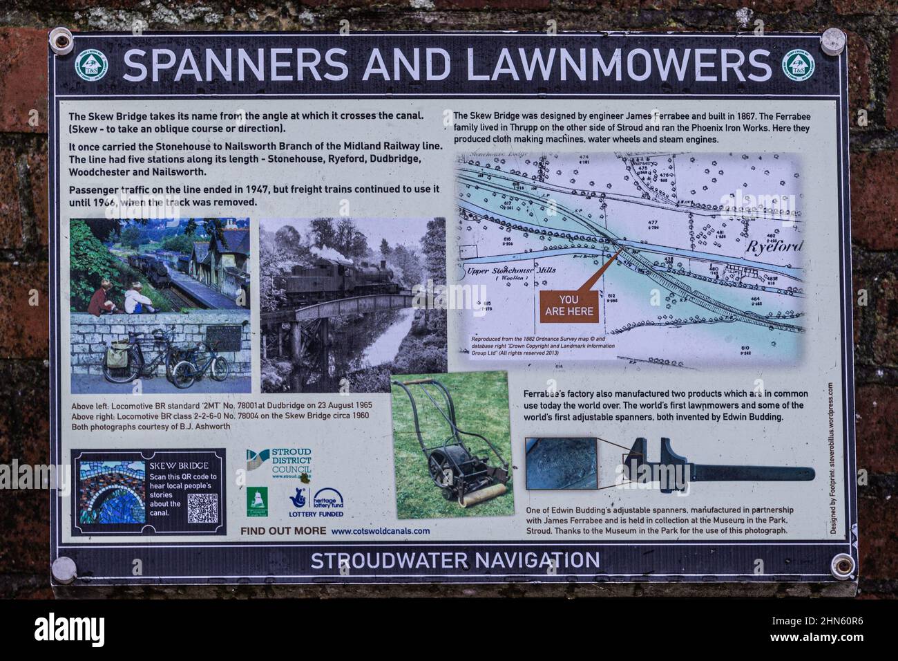 Schraubenschlüssel und Rasenmäher Informationstafel, Skew Bridge, Stroud, England Stockfoto