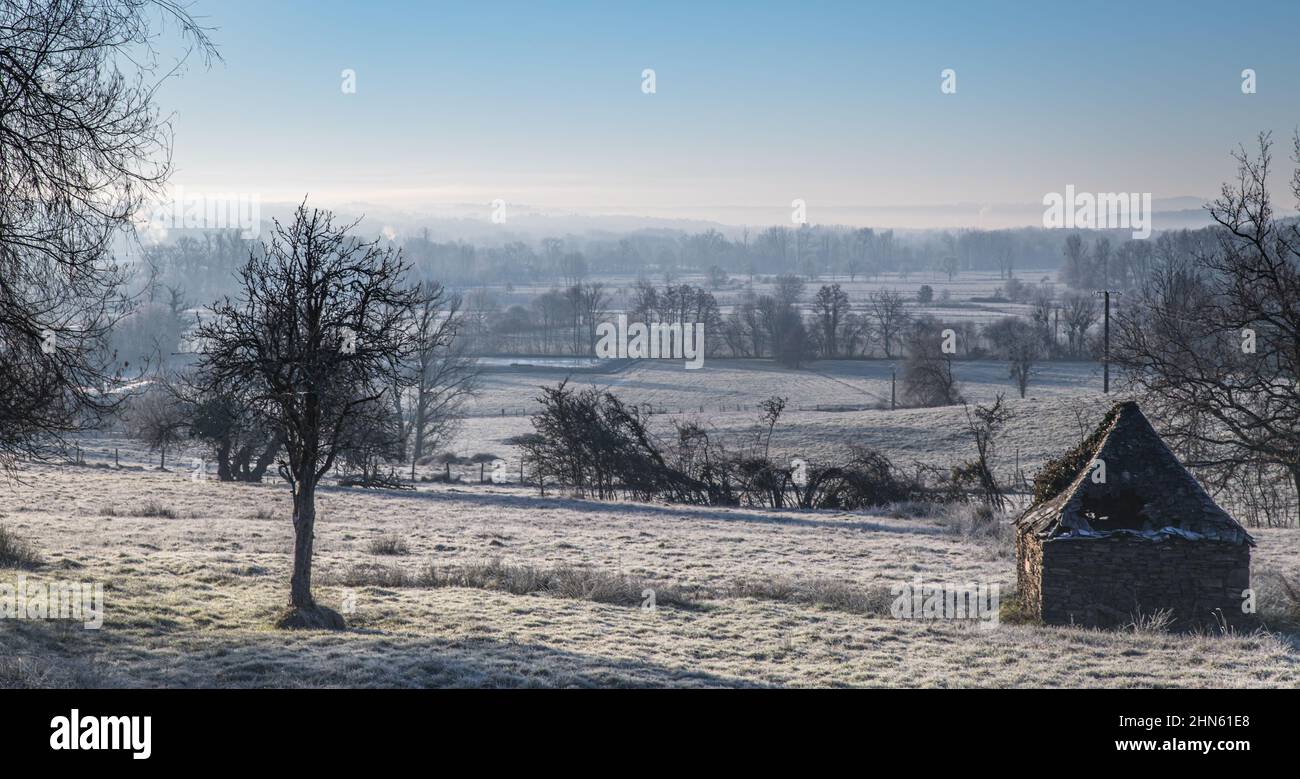 Le Saillant (Corrèze, Limousin, Frankreich) - Vue hivernale de la vallée de la Vézère - Winteransicht des Vezere-Tals Stockfoto