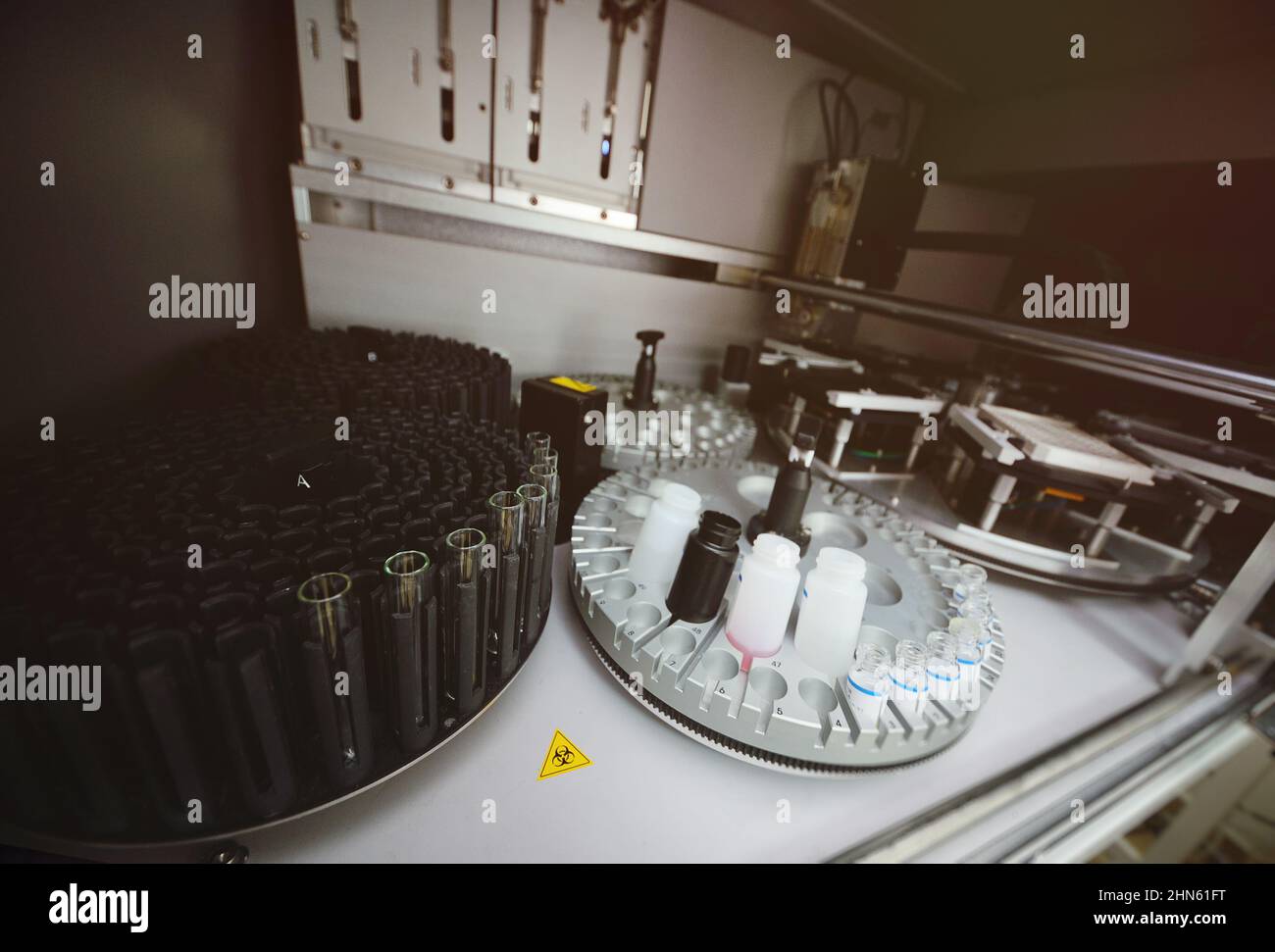 Medizinische Geräte und Apparate für die Biochemie in einem modernen Labor. Stockfoto