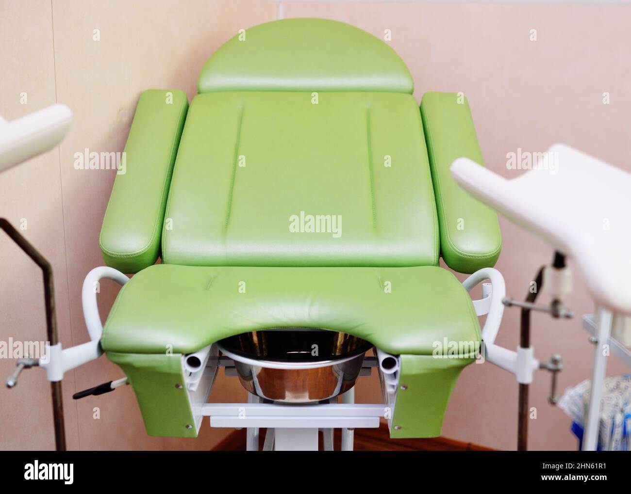 Moderne grüne gynäkologische Stuhl Nahaufnahme in einer medizinischen Klinik. Stockfoto