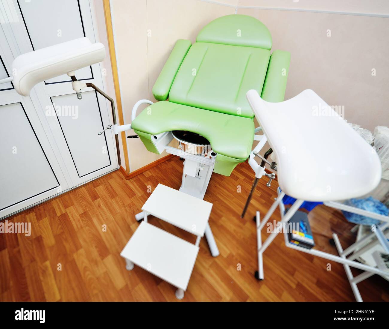 Moderne grüne gynäkologische Stuhl Nahaufnahme in einer medizinischen Klinik. Stockfoto