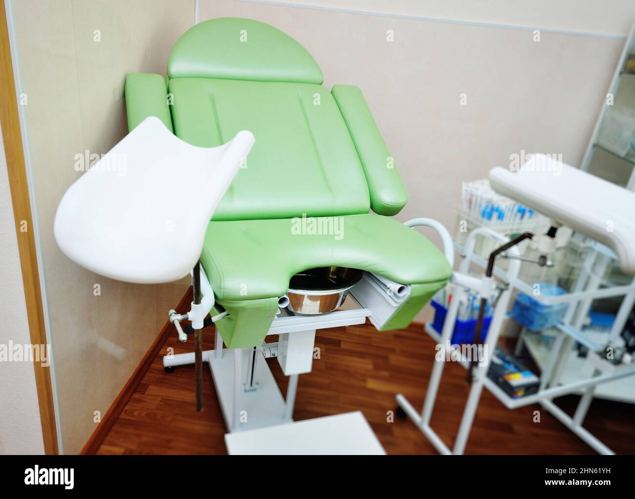 Moderne grüne gynäkologische Stuhl Nahaufnahme in einer medizinischen Klinik. Stockfoto