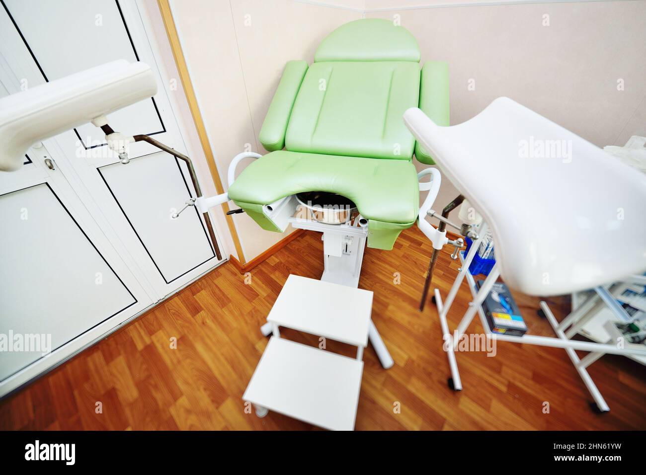 Moderne grüne gynäkologische Stuhl Nahaufnahme in einer medizinischen Klinik. Stockfoto