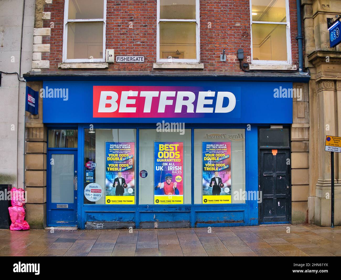 Eine Zweigstelle der Buchmacherkette Betfred in einer Hauptstraße in Fishergate in Preston in Lancashire im Norden Großbritanniens. Stockfoto