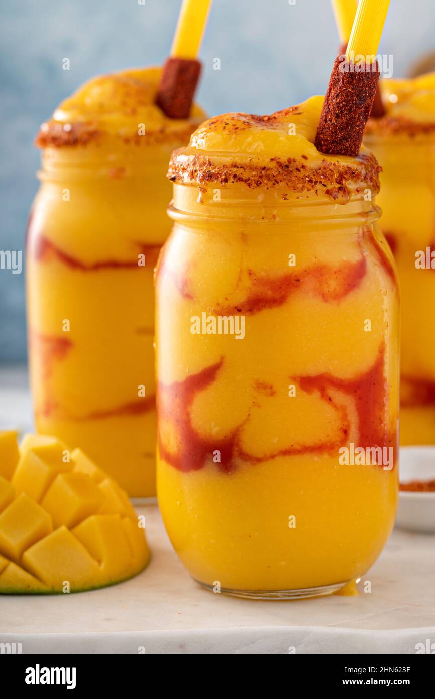 Mangonada-mexikanischer Mango-Smoothie mit Chamoy-Sauce und Chili-Limette-Würze und Tamarindenbonbons Stockfoto