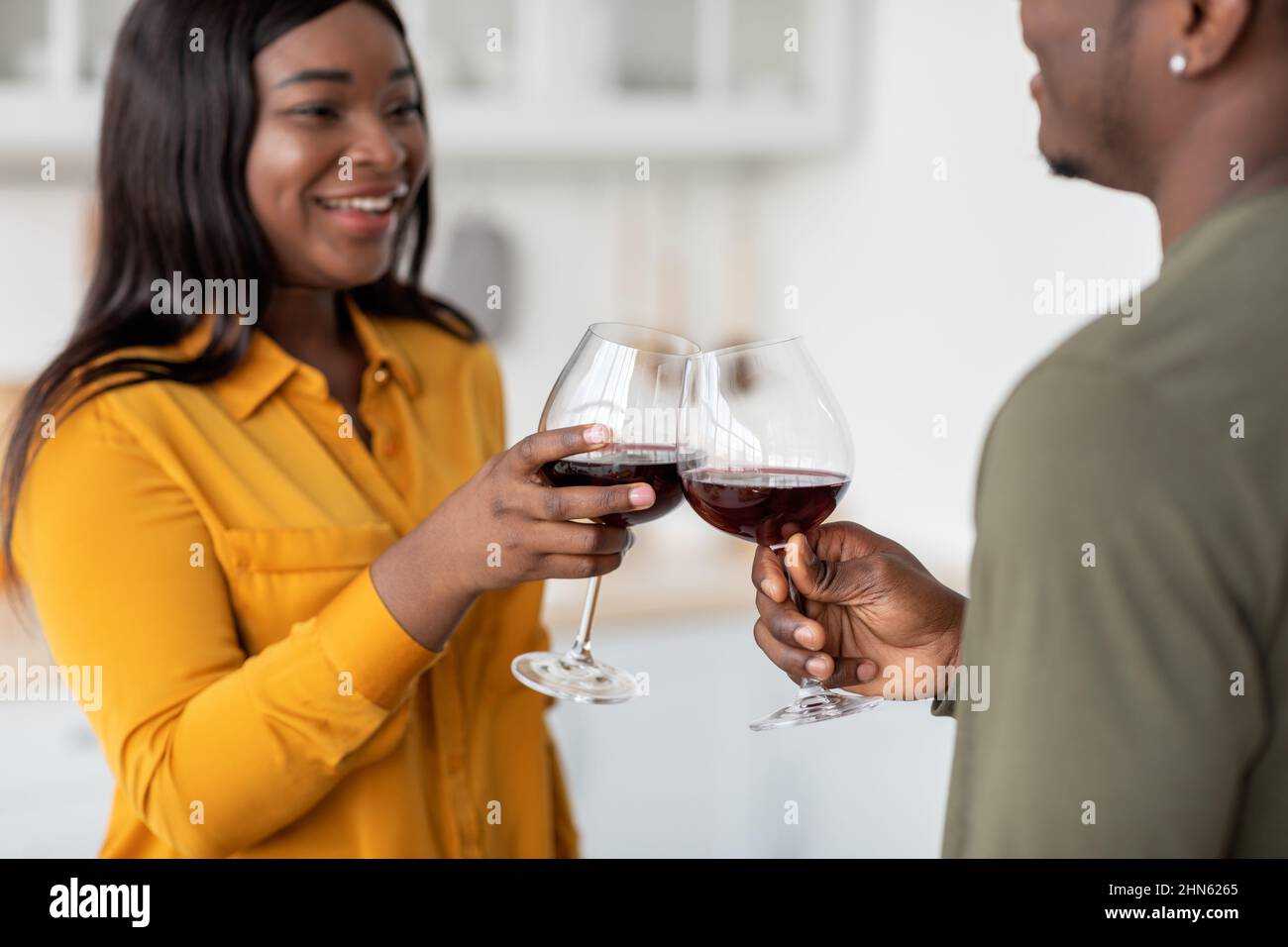 Toast For Love. Romantische Afroamerikanische Paare, Die Gläser Mit Rotwein Anklirren Stockfoto
