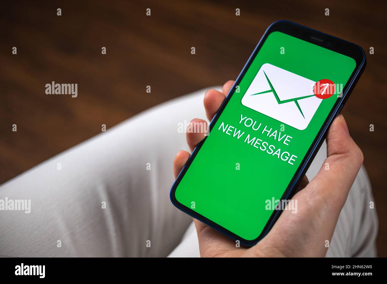 Junges Mädchen erhält eine neue Nachricht. Eingehende E-Mail-Benachrichtigung. Smartphone mit Ihnen haben neue Nachricht Text. Hintergrund des Geschäftskonzepts Kommunikation Stockfoto