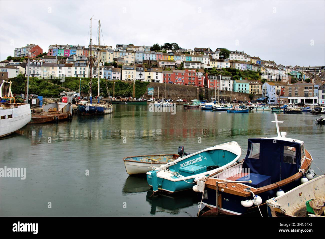 Brixham, die englische Riviera, in Devon, England. Konzept für die Stagnation im Vereinigten Königreich bei der Krise der Lebenshaltungskosten Stockfoto