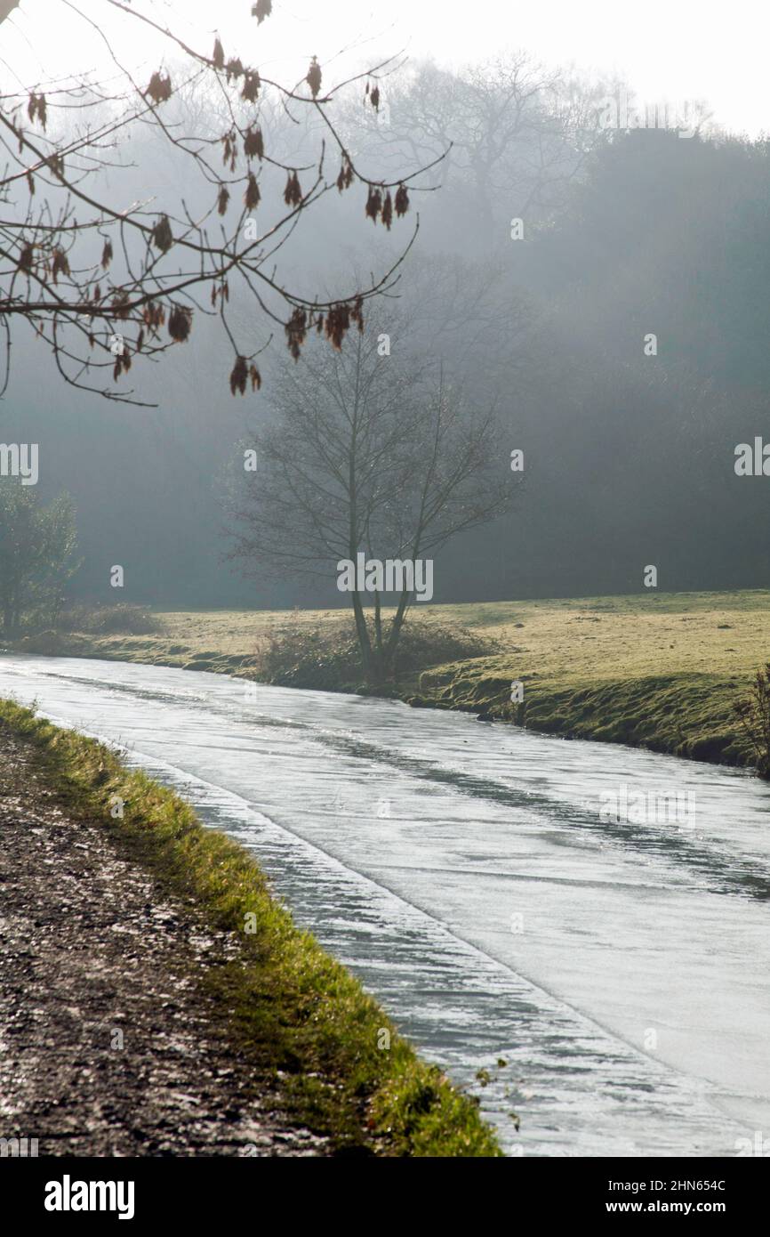 Gefrorene Abschnitte des Peak Forest Canal im Abschnitt zwischen Marple in der Region von Keshire und New Mills in Derbyshire an einem kalten Wintertag in england Stockfoto