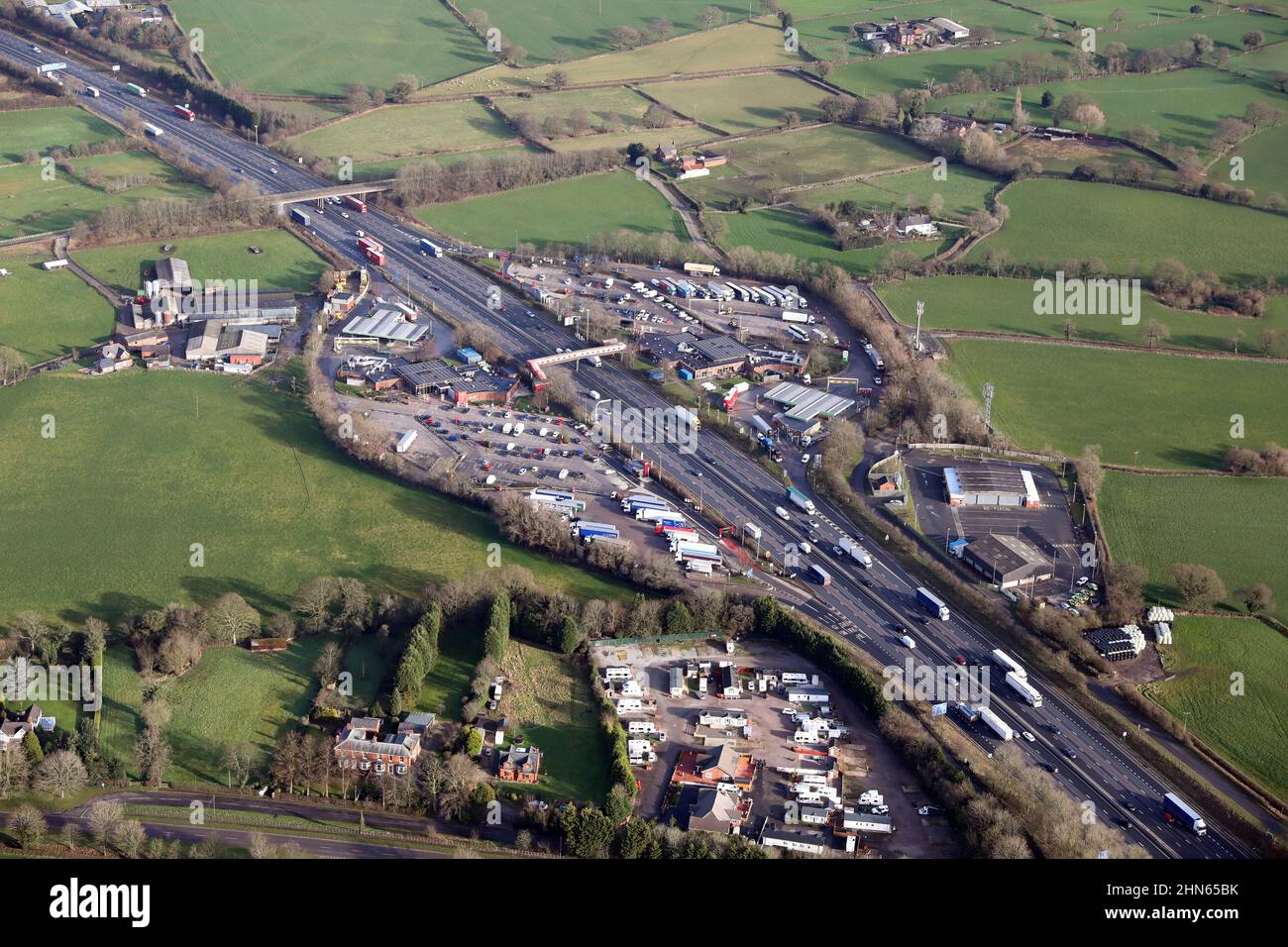 Luftaufnahme von Südwesten des Roadkochs Sandbach M6 auf der Autobahn M6, Hechhire Stockfoto