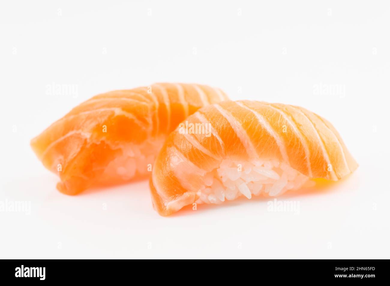 Lachs-Sushi auf hellgrauem Hintergrund Stockfoto