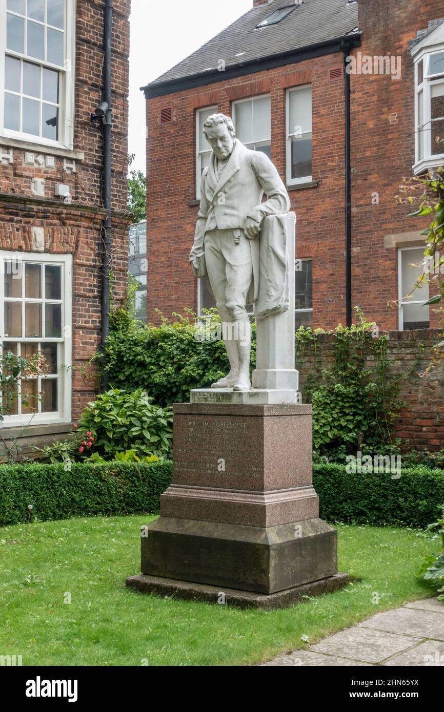 Statue von William Wilberforce verdrängen seinen Geburtsort, Wilberforce House, Kingston upon Hull, (Hull), East Riding of Yorkshire, Großbritannien. Stockfoto