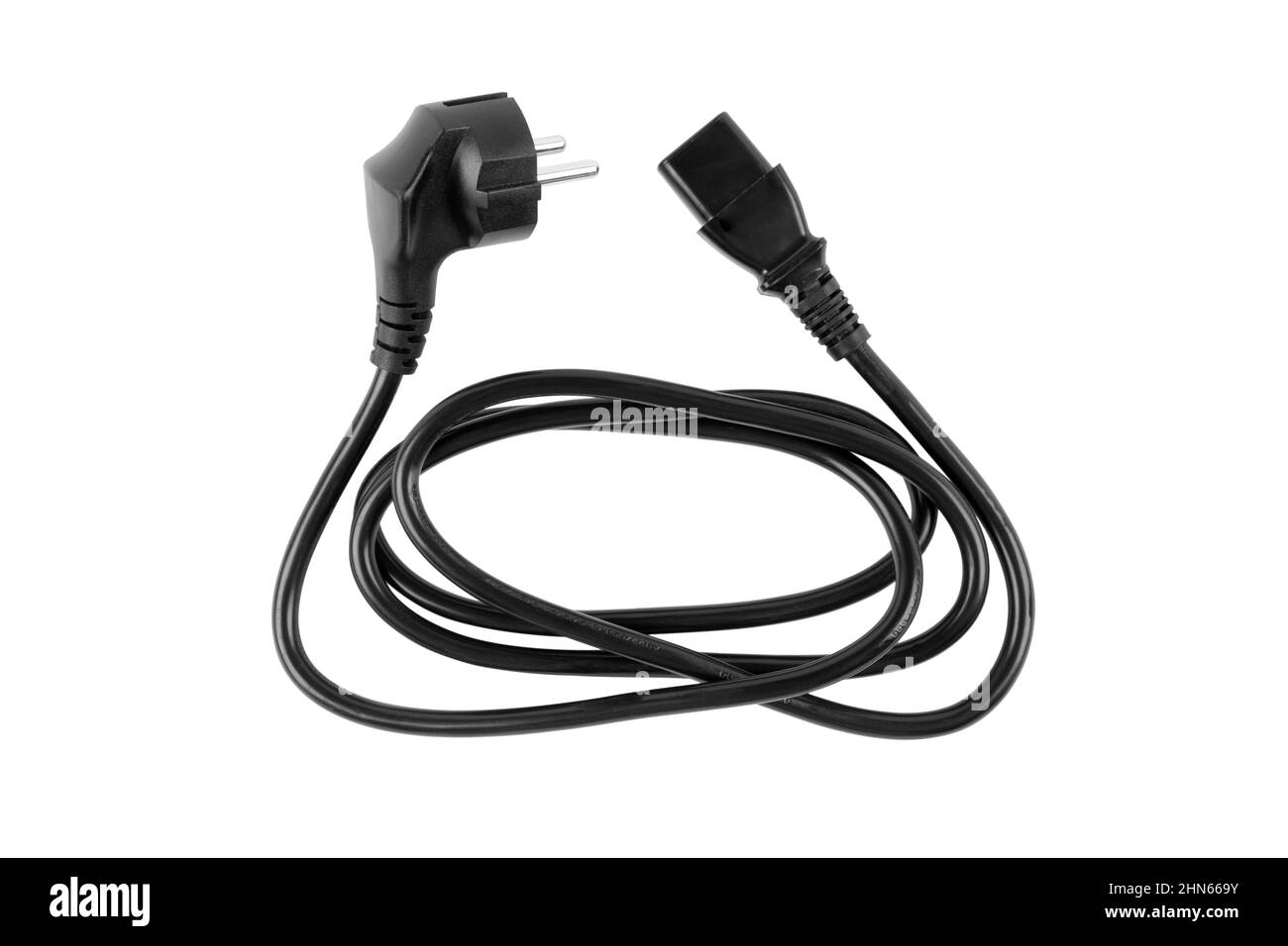 Schwarzer Netzstecker auf weißem Hintergrund isoliert. Netzkabel mit Stecker und Buchse isoliert auf weiß. Stockfoto
