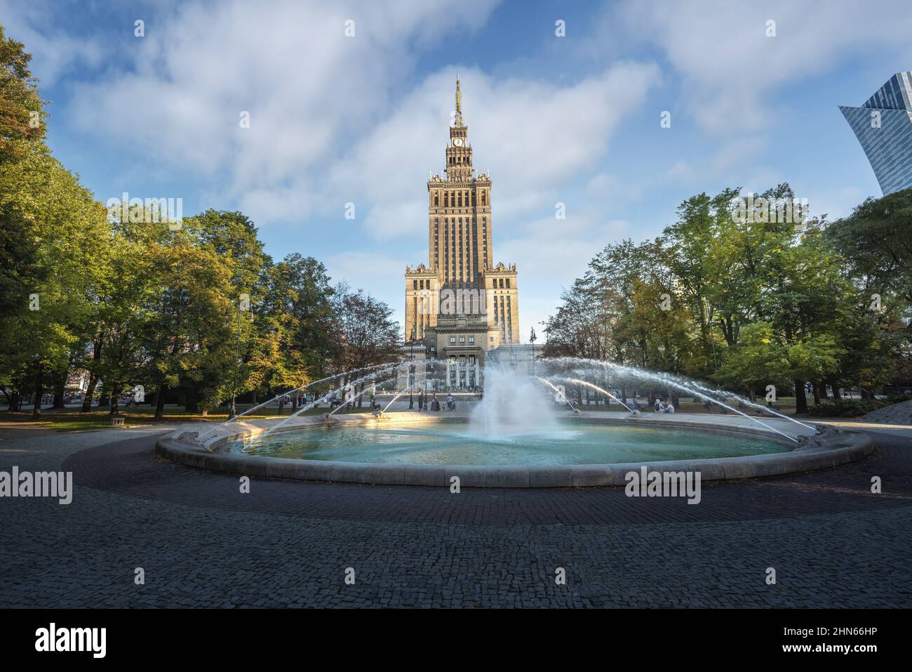 Palast der Kultur und Wissenschaft und Brunnen des Swietokrzyski Parks - Warschau, Polen Stockfoto