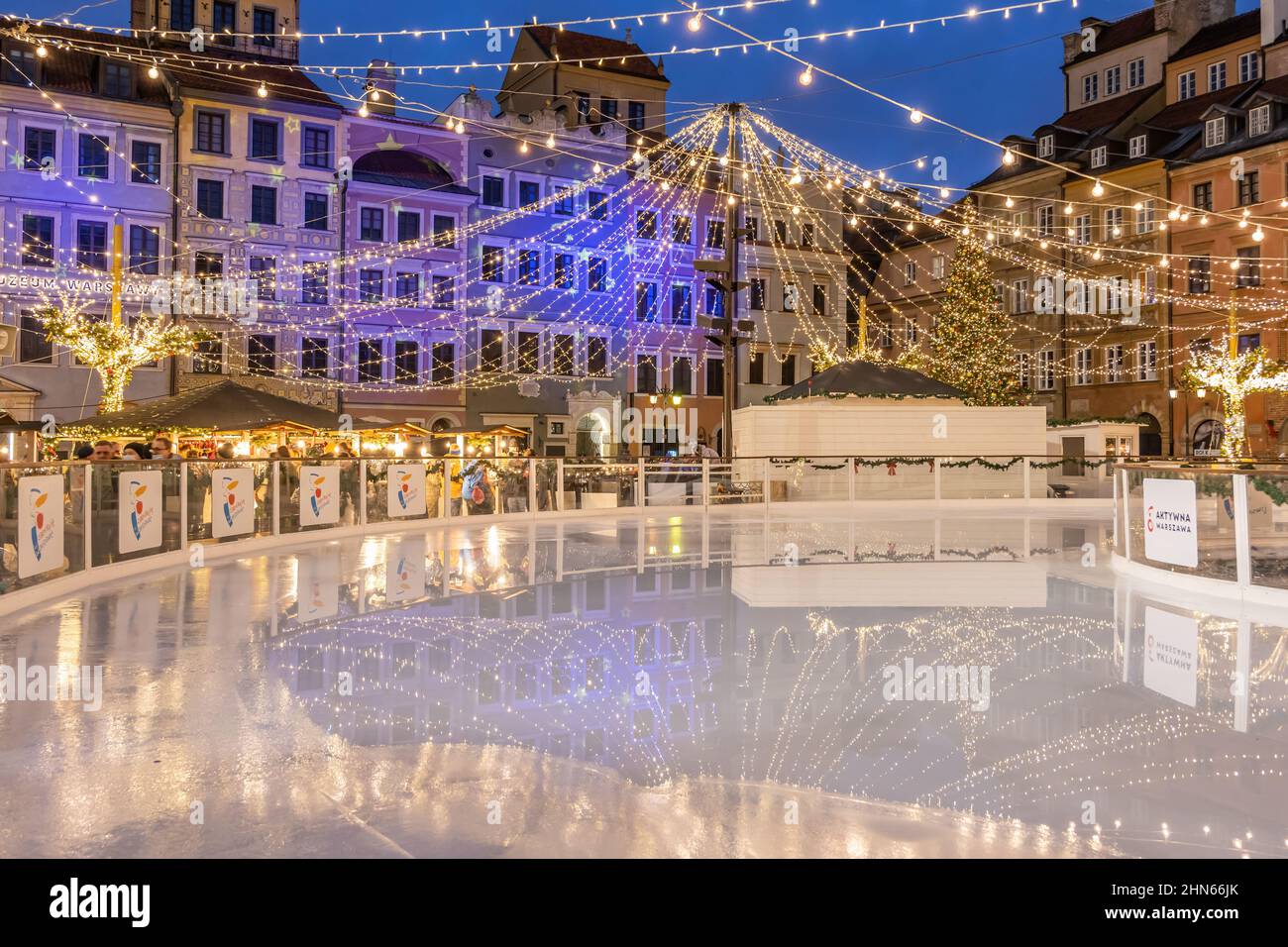 Eislaufbahn auf dem Altstädter Ring in der Stadt Warschau in der Nacht während der Winterferiensaison in Polen. Stockfoto