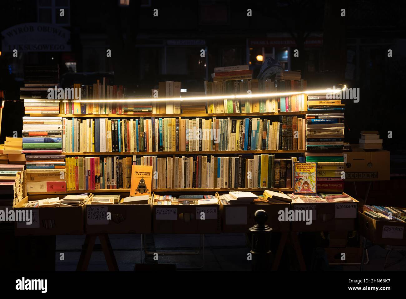 Gebrauchte Bücher Freiluftstall in der Nacht in polnischer Sprache und verschiedenen Genres in der Stadt Warschau, Polen. Stockfoto
