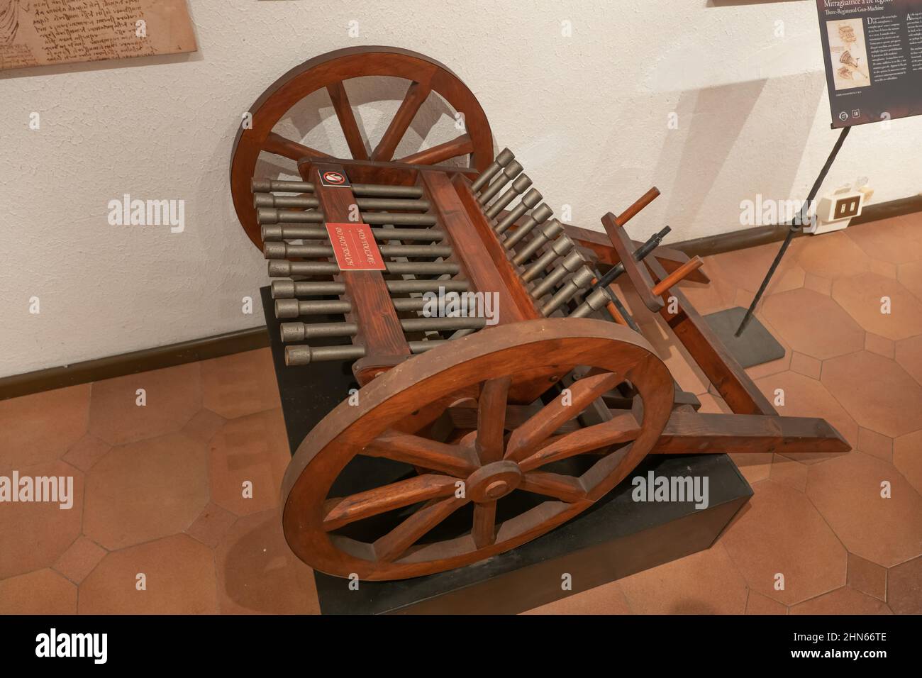Multi-Barreled-Kanonenmaschine, nach Leonardo-Zeichnung, Museum Leonardo Da Vinci in Rom, Italien. Stockfoto