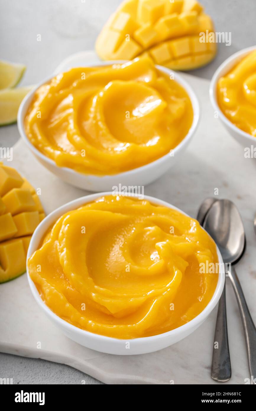 Mango-Eis oder schöne Creme, gemischtes gefrorenes Mango-Dessert Stockfoto