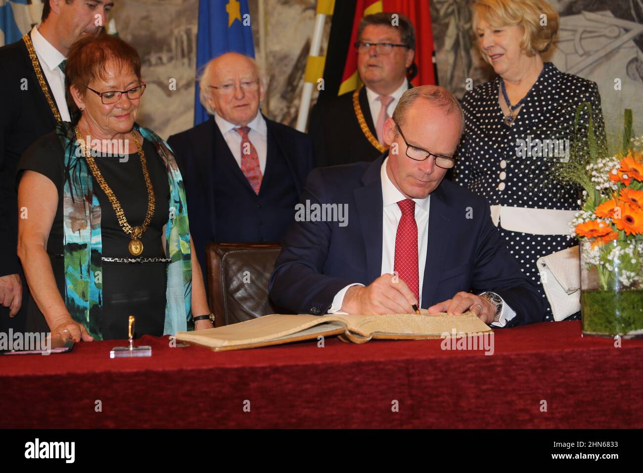 Simon Coveney signiert ein Buch als Mitglied einer irischen diplomatischen Delegation bei einem Besuch in Würzburg Stockfoto