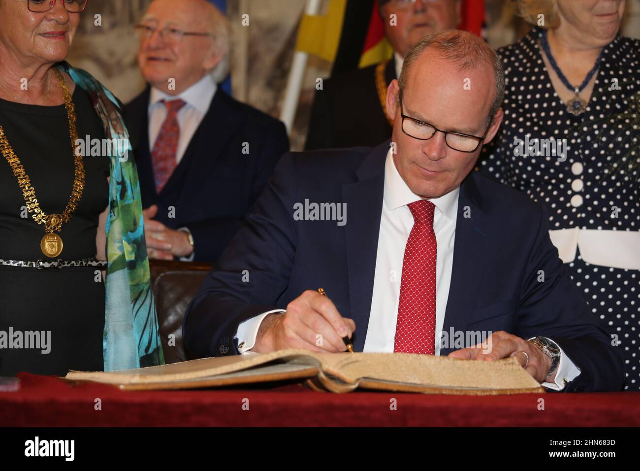 Unter der Leitung von Simon Coveney besucht eine irische diplomatische Delegation Würzburg Stockfoto