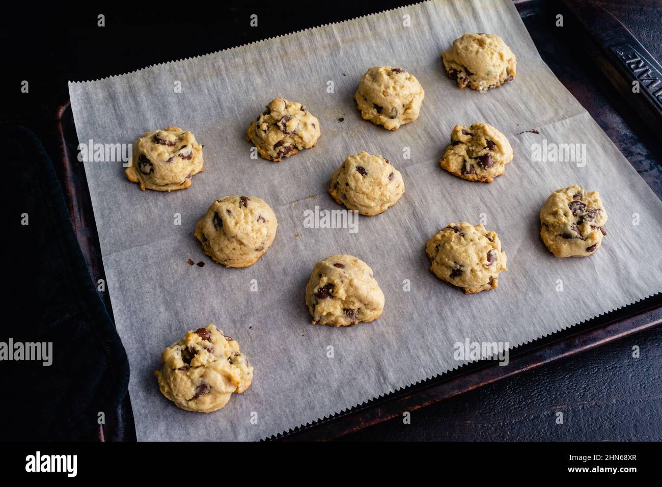 Soft-Batch Frischkäse Chocolate Chip Cookies: Chocolate Chip Cookies auf einem mit Pergamentpapier ausgekleideten Blech Stockfoto