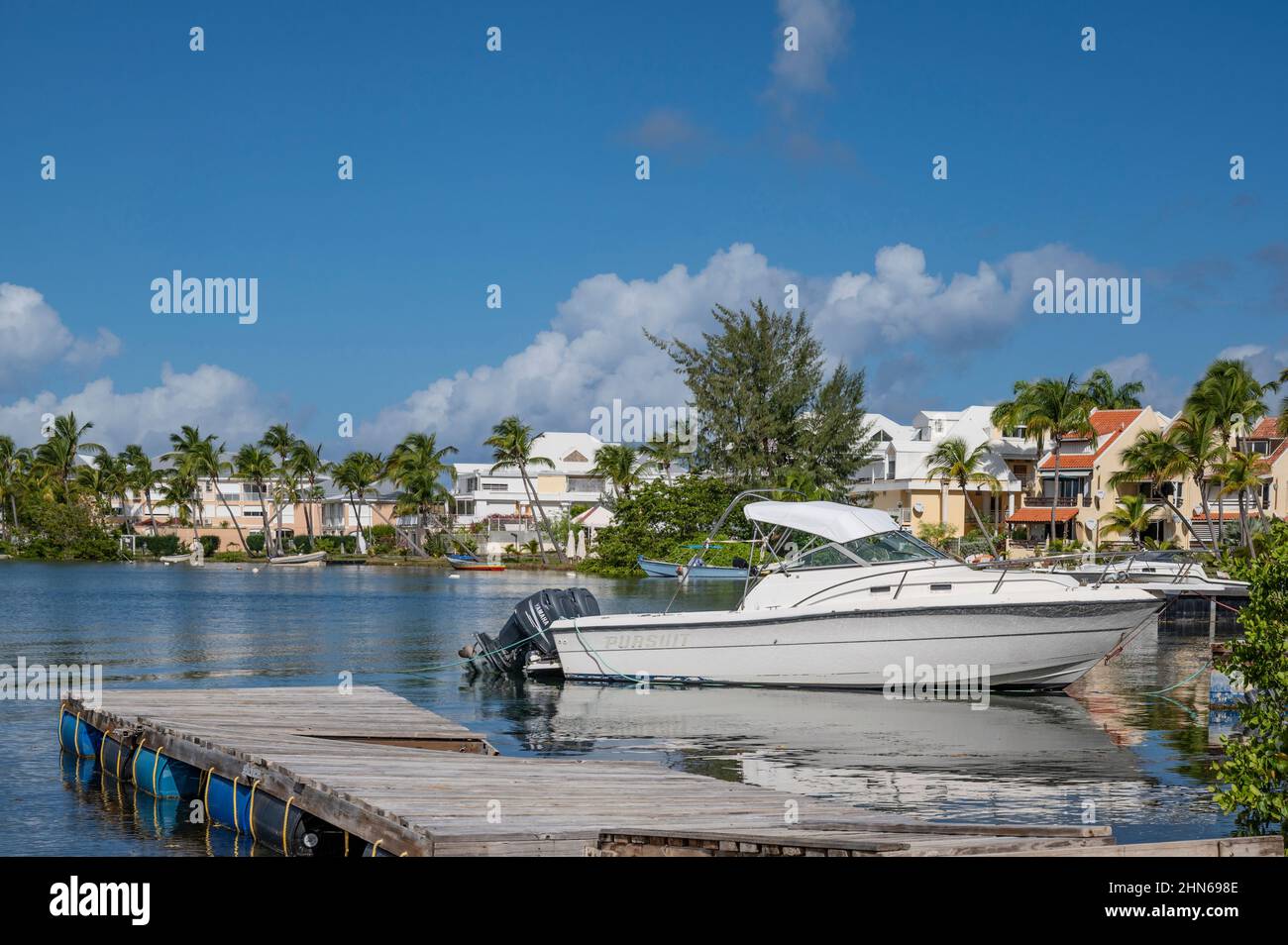 Ein Pier in der inneren Lagune von Saint-Martin / Sint Maarten bei Nettle Bay / Baie Nettlé Stockfoto