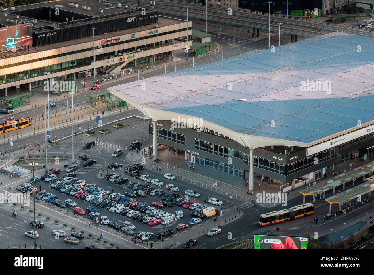 Luftaufnahme des Warschauer Hauptbahnhofs (Warszawa Centralna) - Warschau, Polen Stockfoto