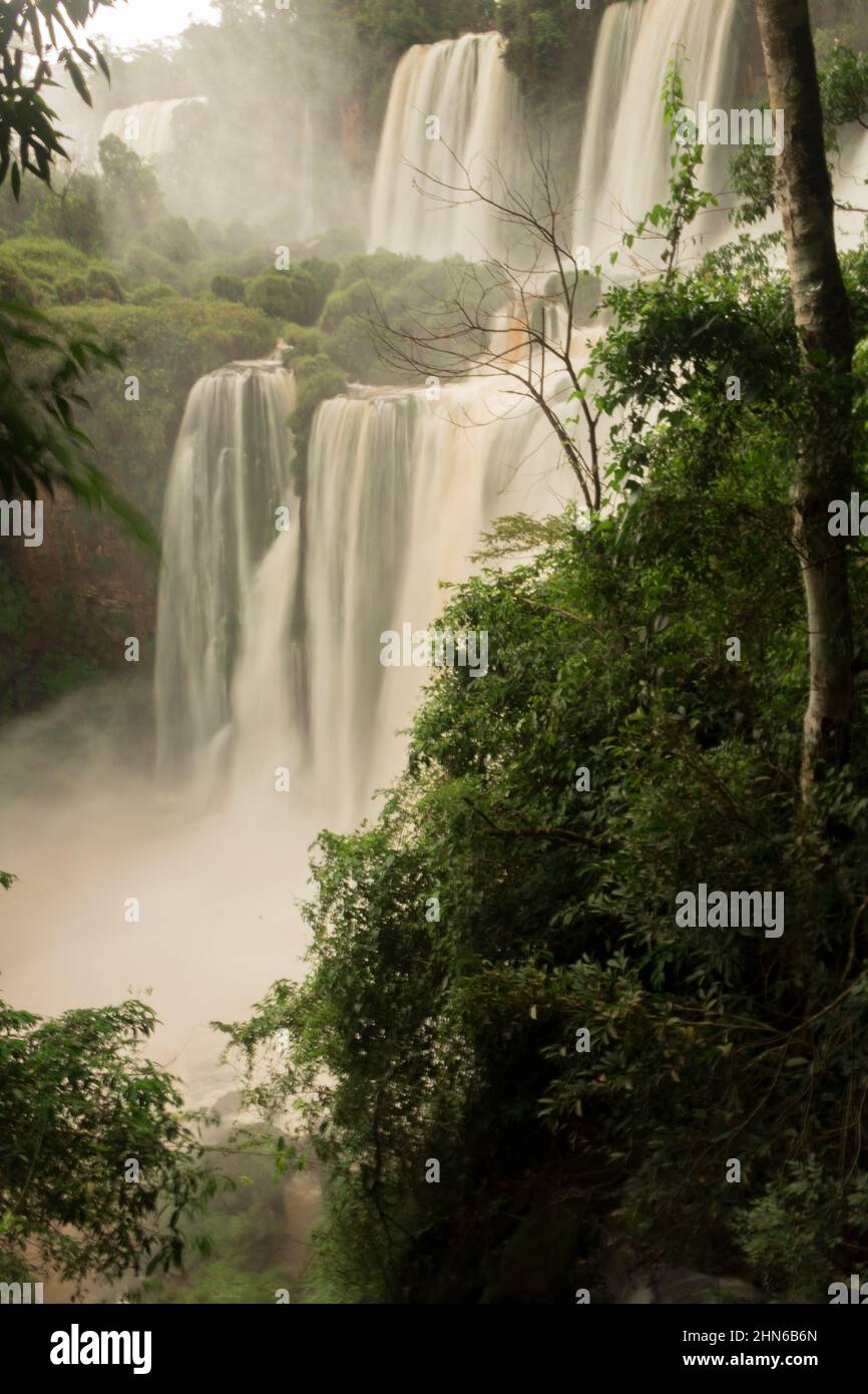 Iguzu Falls an der Grenze zwischen Brasilien und Argentinien. Einer der größten Naturwunder der Welt. Tourismuskonzept Bild Stockfoto